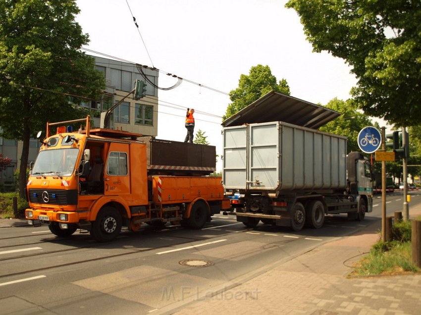 LKW riss Oberleitung ab Koeln Deutz Am Schnellert Siegburgerstr P065.JPG